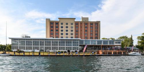 Niagara Riverside Resort Bw | Niagara Falls