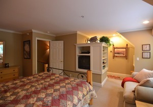 4-Bedroom Ski-in/Ski-out Condo with hot tub in Okemo Ledgewood