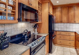 Charming ski-in/ski-out condo with fireplace, washer/dryer, tennis