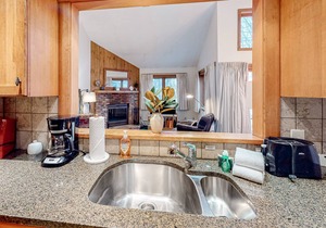 Charming ski-in/ski-out condo with fireplace, washer/dryer, tennis