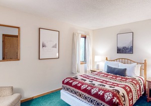 Charming ski-in/ski-out condo with fireplace, washer/dryer, tennis