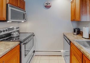 Convenient ski-in/out condo with a fireplace, tennis, washer/dryer, & WiFi