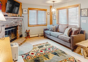 Convenient ski-in/out condo with a fireplace, tennis, washer/dryer, & WiFi