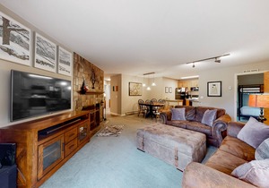 Lovely mountain condo with pool, fireplace & cable- near skiing
