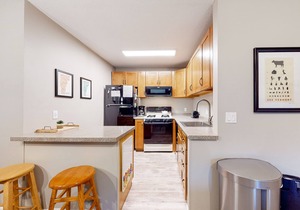 Lovely mountain condo with pool, fireplace & cable- near skiing