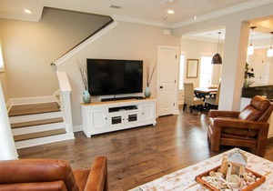 Luxurious 3 BR townhome in prime locale!