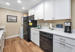 Ocean Walk L-4: Upstairs 2 bed/2 bath condo