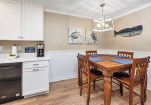 Ocean Walk L-4: Upstairs 2 bed/2 bath condo