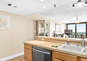 Oceanfront condo with balcony, pool, tennis & shuffleboard