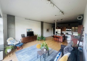 Serenity Pearl: West-Facing private terrace, garden, Roomba, Roku TV, parking