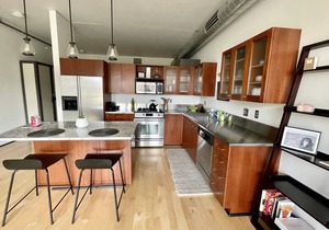 Serenity Pearl: West-Facing private terrace, garden, Roomba, Roku TV, parking