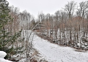 Top-floor condo with fireplace, balcony, tennis, washer/dryer & WiFi