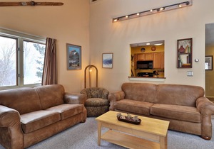 Top-floor condo with fireplace, balcony, tennis, washer/dryer & WiFi