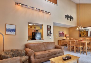 Top-floor condo with fireplace, balcony, tennis, washer/dryer & WiFi
