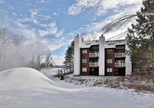 Top-floor condo with fireplace, balcony, tennis, washer/dryer & WiFi