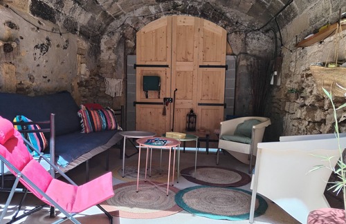 Remoulins House | À 5 Minutes de la Rivière et du Club Canoë, Maison de Village