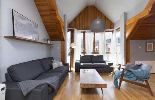 Panticosa Apartment | Ático de Pao by BeValle