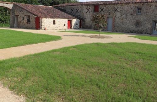 Les Herbiers House | Élégant gîte 18ème siècle rénové avec piscine couverte, terrasse et grand terrain aux Herbiers. - FR-1-426-406