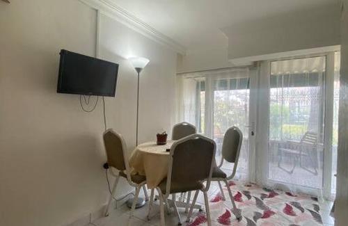 Lara Apartment | Özel plajlı sitede bahçe katı