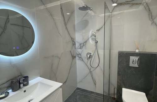Osenovo Apartment | Ако искате да се наслаждавате на морските вълни на 1-ва линия на плажа .