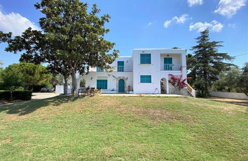 Eretria Villa | ᑕƳᑕᒪᗩᗪIᑕ ᐯIᒪᒪᗩ
