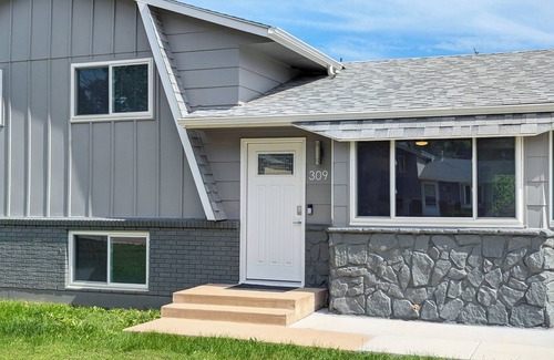 Cheyenne Meadows House | ᨒStylish 4BR/Movie Lounge/10 min to Ft Carsonᨒ