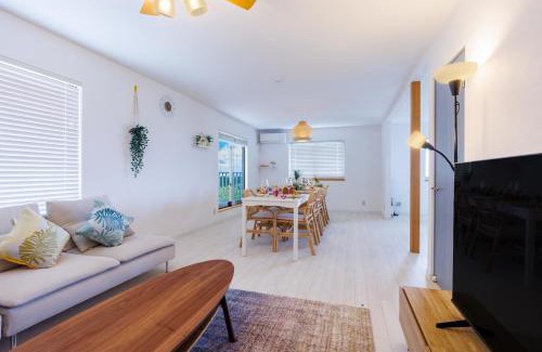 Okinawa Apartment | 最大18名宿泊OK 百名ビーチまで車で5分 海が見えるバルコニーでBBQ 南城市大型ヴィラ ReLa百名