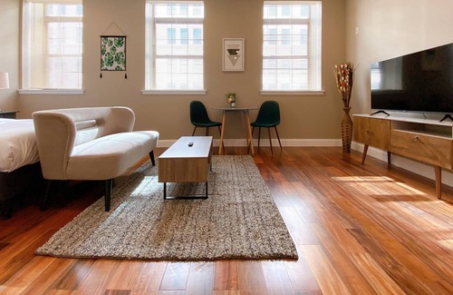 Logan Square Apartment | 浪淘沙 | Pinot Noir Studio at City Hall