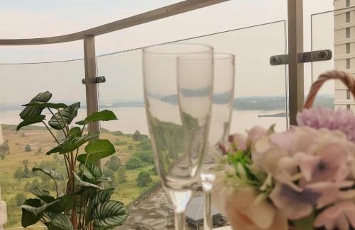 Central District Apartment | 轻奢风三房三厕休闲套房6-12人适合家庭入住 金海湾 Danga Bay