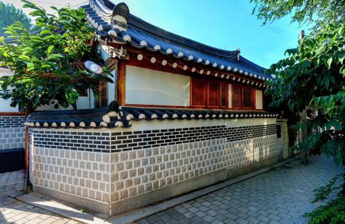 Seochon Villa | #오픈할인# 경복궁역 도보 4분#한옥#전통체험#경복궁,인사동,북촌,서촌,광화문,명동, 동대문 바로 옆#짐보관# 9인#호텔침구#각방에어컨#무료와이파이#세탁건조기#교통최고