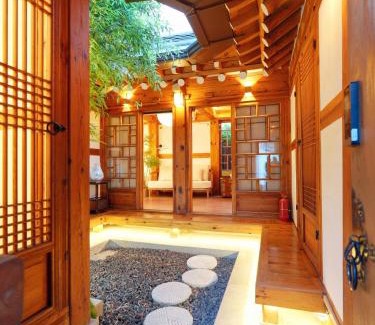 Seochon Villa | #오픈할인# 경복궁역 도보 4분#한옥#전통체험#경복궁,인사동,북촌,서촌,광화문,명동, 동대문 바로 옆#짐보관# 9인#호텔침구#각방에어컨#무료와이파이#세탁건조기#교통최고