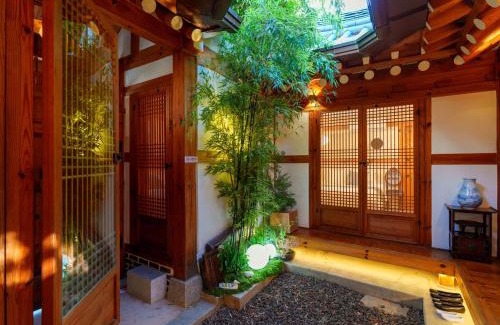 Seochon Villa | #오픈할인# 경복궁역 도보 4분#한옥#전통체험#경복궁,인사동,북촌,서촌,광화문,명동, 동대문 바로 옆#짐보관# 9인#호텔침구#각방에어컨#무료와이파이#세탁건조기#교통최고