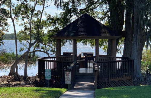 Winter Haven Condo | 1/1 condo located on Lk Lulu. 7 minutes from Legoland. access to hwy 27, 17 & I4