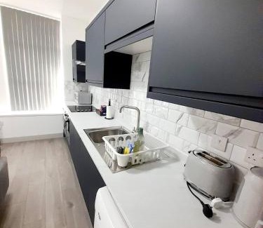 Desborough Apartment | 1 & 2 Bed Apartments - Desborough, Kettering, Sleeps Upto 2 & 3, Free Parking, Family, Relocation, WIFI, Gateway