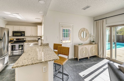 Frisco House | 1/2 Mi to Frisco Commons Park: Poolside Oasis!