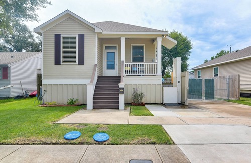 Galveston Cottage | 1/2 Mi to Galveston Beach Seawall: Retreat w/ Pool