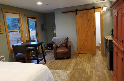 Leavenworth House | 1.5 Miles to Down Town Leavenworth! Walk to hiking trails.