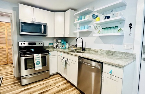 Jensen Beach Cottage | 1.7 to Ocean! 4Beds, 2 Bikes,W&D, Grill,Park Boat, Pickleball, Screened TV porch