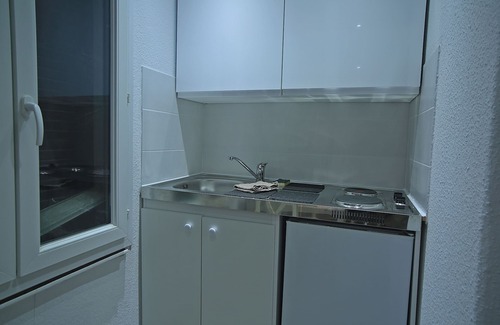 Camaret-sur-Aigues Apartment | 1 Apartment type chalet. Fully equipped, air-conditioned with swimming pool. Private
