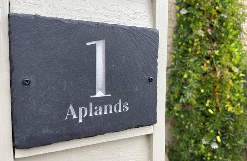 Child Okeford Cottage | 1 APLANDS, character holiday cottage, with open fire in Child Okeford