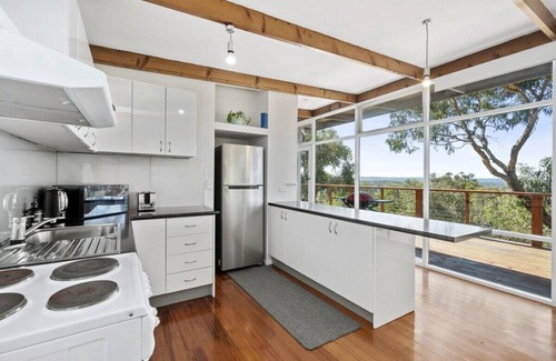 Anglesea House | 1 Bachli Court Summar