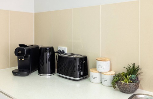 Rocklea Apartment | 1 Bdr Apt! Spotless! Garage Parking! 318D1