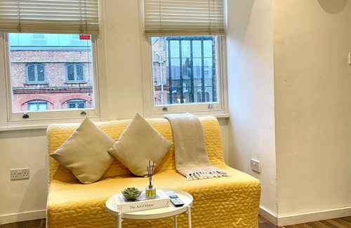 Golborne Apartment | 1 BDR Flat W/Canal View- Moments away from Famous Portobello Rd