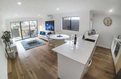Cloverdale Apartment | 1 Bdrm Close Airport/Shops, Wifi, Netflix, Parking