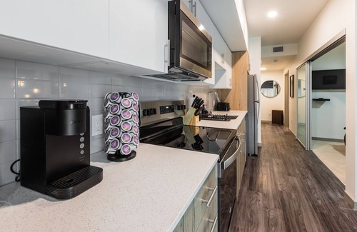 West End House | 1 bdrm modern, Pool, Gym, Minutes to Downtown, Trails, & Stadium