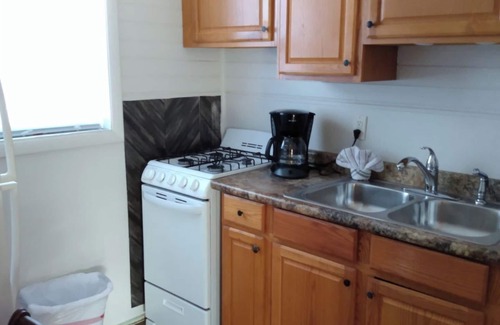 Beaverdale Apartment | 1 bed, 1 bath Central DM by VA Hospital North of Drake University No Stairs.