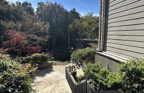 Dallas Apartment | 1 bed 1 bath. Lake and pool access. nComfortable, quiet, study and relax suite.