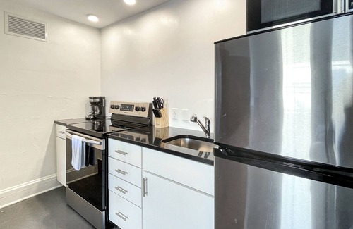 Downtown Des Moines Apartment | 1 Bed Apt on Grand - Walk to 3 Breweries!