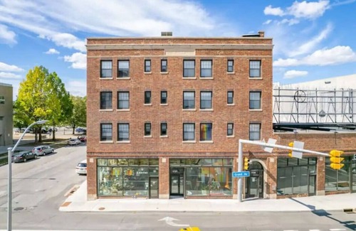 Downtown Des Moines Apartment | 1 Bed Apt on Grand - Walk to 3 Breweries!