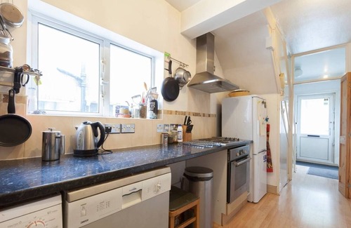 Leeds House | 1 bed flat in this lovely light leafy semi - min 80 days over summer